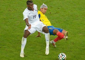 پل پوگبا - کریستیان نُبُئا تِلو|تلاش پل پوگبا در مقابل بازیکن اکوادور ،کریستیان نُبُئا تِلو  برای گرفتن توپ.