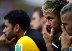 نیمار|حضور نیمار مصدوم روی نیمکت ذخیره برزیل.