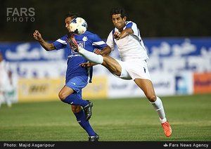 آرش برهانی|تقابل آرش برهانی بازیکن استقلال با بازیکن ملوان بر سر توپ.