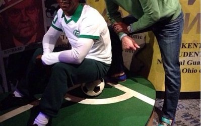 طالب لو در کنار پله + عکس