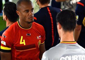 وینسنت کمپانی|نگاه وینسنت کومپانی مدافع تیم ملی بلژیک در تونل ورزشگاه .