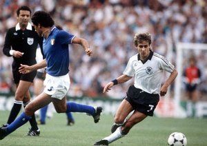 جام جهانی 1982|جام جهانی 1982 اسپانیا، مادرید، اسپانیا، 11 جولای 1982، ایتالیا 3 – آلمان غربی 1، پیره لیتبارسکی از تیم آلمان غربی، کلودیو جنتیل از ایتالیا را پشت سر می گذارد.