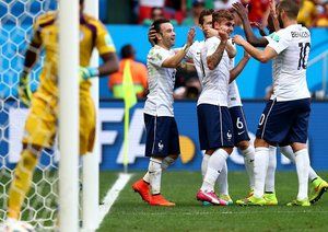 فرانسه|جشن بازیکنان فرانسه بعد از باز شدن دروازه نیجریه توسط پوگبا.