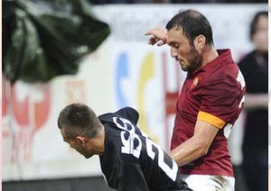 برخورد دو بازیکن در میانه میدان