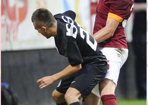 برخورد دو بازیکن در میانه میدان|آ اس رم 4-1 وینر /  دیدار دوستانه