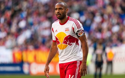 تیه ری هانری کفش هایش را آویخت