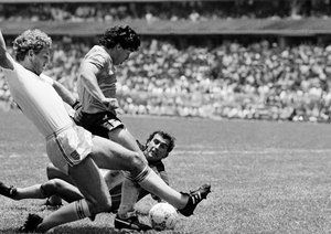 جام جهانی 1986|دیگو مارادونا گل دوم خود را در بازی برابر انگلستان در یک چهارم نهایی جام جهانی 1986 به ثمر می رساند.