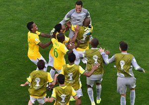 ژولیو سزار|شادمانی بازیکنان برزیل بعد از پیروزی مقابل شیلی در ضربات پنالتی.