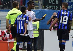 كوين كونستانت|انداختن موز به سوی کنستانت مدافع میلان توسط هواداران آتالانتا