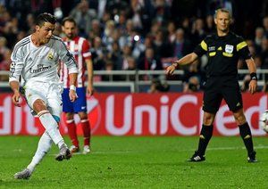 کریستیانو رونالدو|کریستیانو رونالدو در دقیقه 117 دیدار تیمش در فینال لیگ قهرمانان اروپا برابر اتلتیکو مادرید از روی نقطه پنالتی 17 گل خود را به ثمر می رساند.