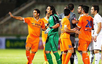 حاشیه پیکان - سایپا | درگیری لفظی رحمتی و سید صالحی / خدا جای حق نشسته!