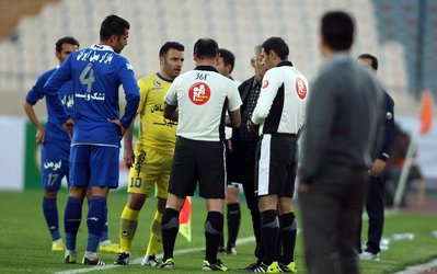 حاشیه‌های استقلال - نفت تهران | توقف بازی از سوی داور و غیبت کی‌روش