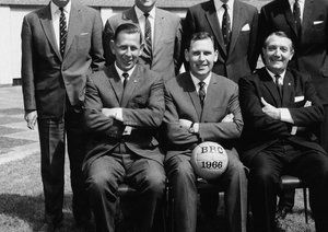 جام جهانی 1966|کنت ولستنهولمه در حالی که توپ میان دو پایش است در عکسی که توسط خبرنگار بی بی سی برای جام جهانی 1966 انگلستان گرفته می شود روی صندلی نشسته است. او در میان داوران سابق، کن آستون و آرتور الیس، پایین فرانک باف، آلان ویکس، دیوید کولمن و والی بارنس، نشسته است.