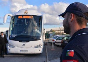 رئال مادرید|بازیکنان رئال مادرید سوار اتوبوس می شوند تا فرود گاه لیسبون را ترک کنند. رئال امشب در فینال لیگ قهرمانان اروپا برابر اتلتیکو مادرید به میدان می رود.