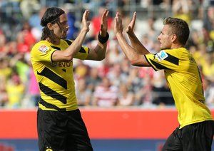 چیرو ایموبیلِ|شادمانی بازیکنان دورتموند بعد از باز کردن دروازه اسن.