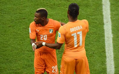 اشک‌های بازیکن ساحل‌عاج هنگام پخش سرود ملی / ناراحتی تماشاگران از نیمکت‌نشینی دروگبا