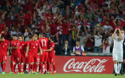 مقدماتی یورو 2016 | ترکیه 3 - هلند 0 / نروژ 2 - کرواسی 0 / سرنگونی لاله‌های نارنجی / صدرنشینی موقت نروژ