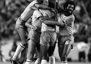 جام جهانی 1982|پس از به ثمر رسیدن گل چهارم تیم ملی برزیل در جام جهانی 1982 اسپانیا توسط فالکائو برابر اسکاتلند، هم تیمی های او گرد او حلقه زده اند.