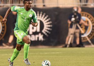 جوسيف يوبو|در دقایقی مدافع نیجریه یوبو به کمک خط هافبک میامد.