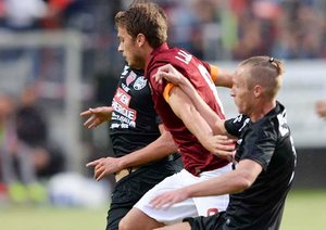 برخورد دو بازیکن در میانه میدان