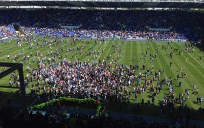 هجوم تماشاگران به زمین+ عکس