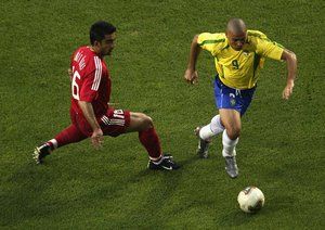 جام جهانی 2002|اولسان، 3 ژوئن، رونالدو از برزیل، اومیت اوزات از ترکیه را جا می گذارد، گروه C رقابت ها، ورزشگاه جام جهانی اولسان-مونسو، اولسان، کره جنوبی، 3 ژوئن 2002، برزیل 2-1 به پیروزی رسید.