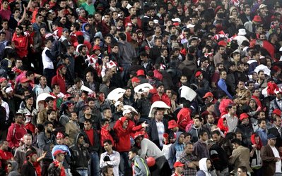 حاشیه‌های تراکتور - نفت / تشویق بوندسلیگایی تراکتورسازی ها توسط تماشاگران