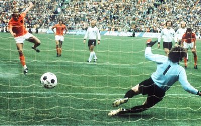 جام جهانی 2014 / 100 لحظه جذاب تاریخ جام جهانی (57_هلند سریع ترین گل تاریخ جام جهانی را به ثمر رساند و مسابقه را با نتیجه دو بر یک به آلمان واگذار کرد.)