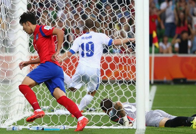 شادی بازیکن کره بعد از گلزنی