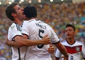 متز هومِلز - توماس مولر|شادمانی متز هومِلز بعد از باز کردن دروازه تیم ملی فرانسه .