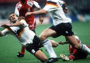 جام جهانی 1990|یورگن کلینزمن از تیم ملی آلمان غربی در بازی برابر امارات در جام جهانی 1990 ایتالیا، با خطا متوقف می شود. 15 ژوئن 1990.