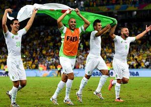 عِیسی ماندی|جشن بازیکنان تیم ملی الجزایر بعد از صعود به مرحله بعد.