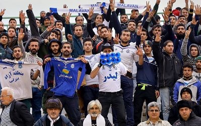 حاشیه‌های ملوان - استقلال | عکس یادگاری آنالیزور استقلال در وسط زمین / شعار علیه کرار و تجلیل از قایقران