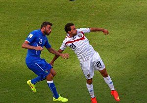 آندره آ بارزالی - مارک اورنا|تلاش مدافع تیم ملی ایتالیا ، بارزاگلی برای دفع توپ در مقابل اورنا از کاستاریکا .