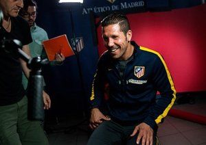 دیگو سیمئونه|دیگو سیمئونه، پیش از مصاحبه با سایت یوفا با خبرنگار خوش و بش می کند.