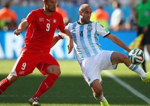 پابلو خاویر زابالتا - هریس سفروویک|تقابل بازیکن  آرژانتین خاویر زابالتا در مقابل بازیکن سوئیس ، هریس سفروویک برای گرفتن توپ.