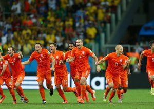 وسلی اشنایدر-دیلی بلایند-هونته لار|شادمانی بازیکنان تیم ملی هلند بعد از پیروزی در در ضربات پنالتی و صعود به مرحله بعد جام جهانی.