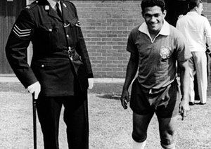 جام جهانی 1966|لندن، 20 جولای 1966، تیم های ملی، گارینچا از تیم ملی برزیل (سمت راست) همراه با یک پاسبان.