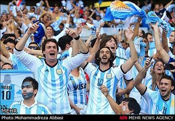 اخراج دو تماشاگر آشوب طلب آرژانتینی در جریان بازی با ایران