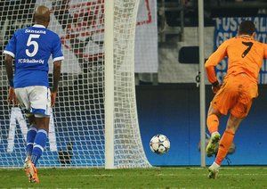 کریستیانو رونالدو|رونالدو گل ششم رئال مادرید را در بازی رفت از مرحله ی یک هشتم نهایی لیگ قهرمانان برابر شالکه به ثمر می رساند.