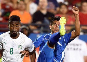 سالومون  كالو|صحنه ای خطرناک که ممکن بود برخورد گای بازیکن حریف برای کالو مشکل ساز شود.