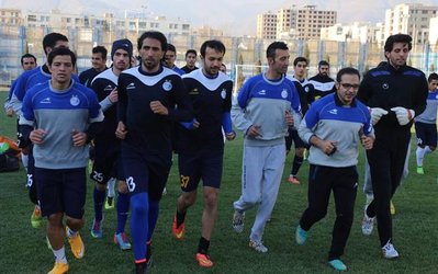 حاشیه‌های تمرین استقلال | برخورد گرم سیدصالحی با استقلالی‌ها و عکس یادگاری با حنیف و عنایتی/تمرین فردا سه نوبتی شد