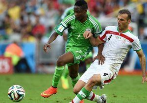 سید جلال حسینی|تلاش سید جلال حسینی برای متوقف کردن بازیکن نیجریه .