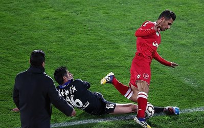 دربی | اعتراض هواداران استقلال به عالیشاه / عمران‌زاده وسایل پزشک پرسپولیس را بیرون انداخت