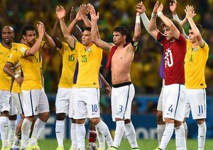 برزیل|شادمانی بازیکنان برزیل بعد از شکست دادن تیم ملی کلمبیا.