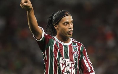 استقبال خاص هواداران از رونالدینیو در اولین بازی‌اش برای فلومیننزه