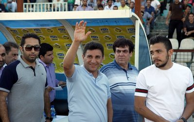 قلعهنویی از پاسخ دادن به خبرنگاران طفره رفت