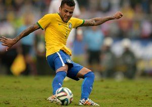 دانیل آلوز|شوتی سرکش که توسط بازیکن برزیل دنی آلوز زده شد.