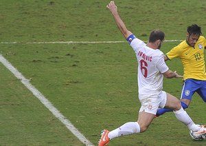 نیمار - برانیسلاف ایوانوویچ|تکل محکم برنیسلاو ایوانویچ دفاع صربستان روی پای نیمار.