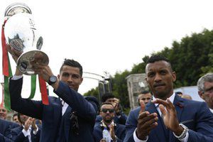 کریس رونالدو جایزه کفش نقره ای خود را به نانی هدیه داد